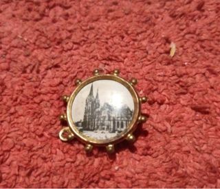 Broche antiguo colgante con imagen firmada