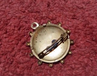 Broche antiguo colgante con imagen firmada