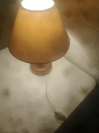 Lámpara de mesa madera y tela