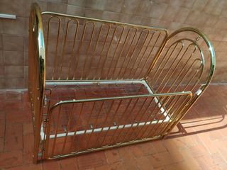 Cuna metálica dorada brillante 123x63