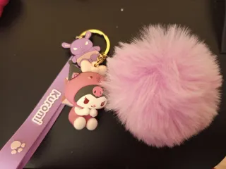 Llavero Kuromi Kawaii con pompón rosa