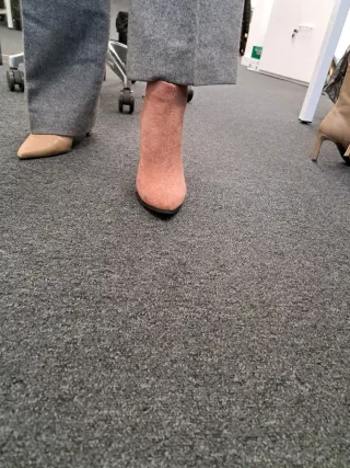 Botín tacón serraje rosa nude