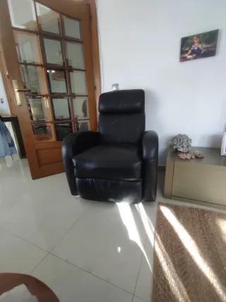 Sillón reclinable de piel negro