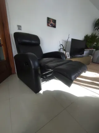 Sillón reclinable de piel negro