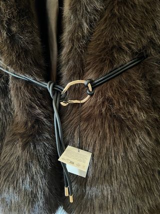 Abrigo pelo sintético con cinturón