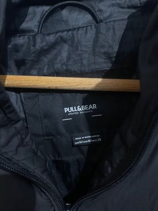 Abrigo negro con capucha Pull&Bear
