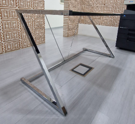 Escritorio cristal negro patas metal Z