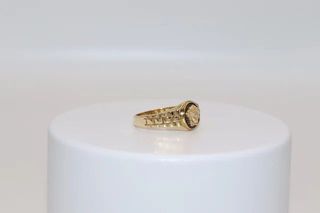 SELLO PEQUEÑO MEDUSA Y ONIX. Oro 18k.