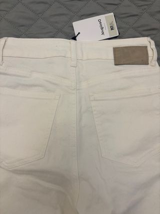 Pantalón vaquero Desigual blanco talla 36