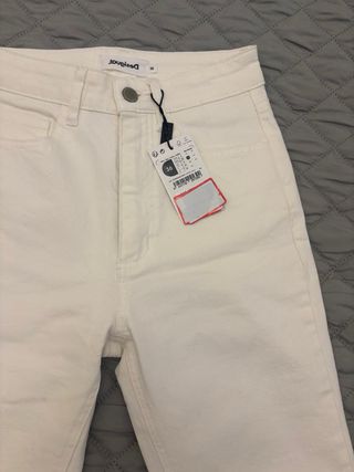 Pantalón vaquero Desigual blanco talla 36