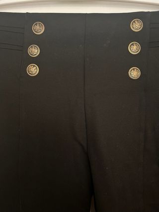 Pantalones Zara negros con botones dorados