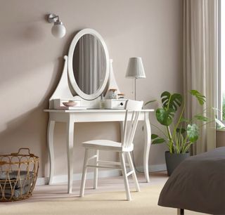 Tocador blanco con espejo