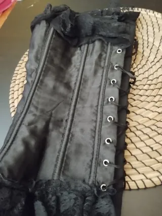 Corsé negro con encaje y lazo