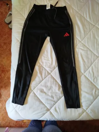 Pantalones chándal Adidas negros con detalles rojo