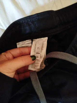 Pantalones chándal Adidas negros con detalles rojo