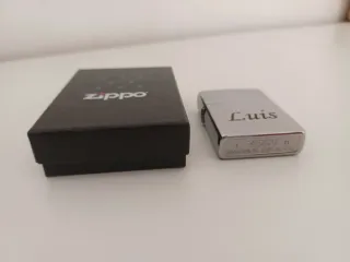 Zippo grabado con nombre 'Luis'