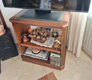 Mesa de TV de madera con estantes