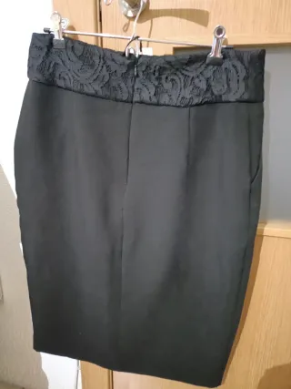 Falda tubo negra con encaje