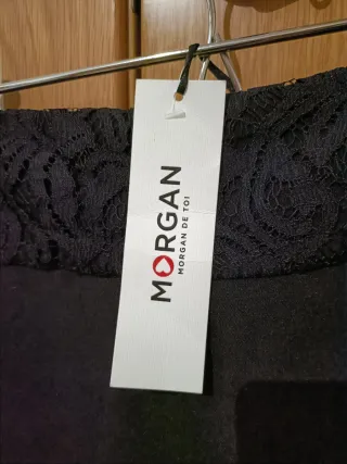 Falda tubo negra con encaje