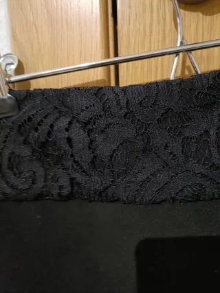 Falda tubo negra con encaje