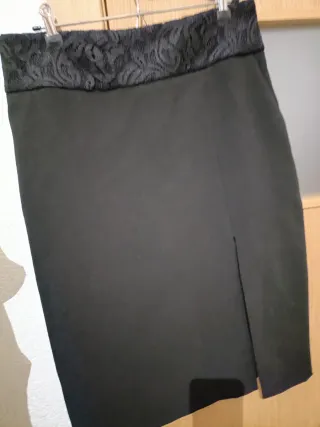 Falda tubo negra con encaje
