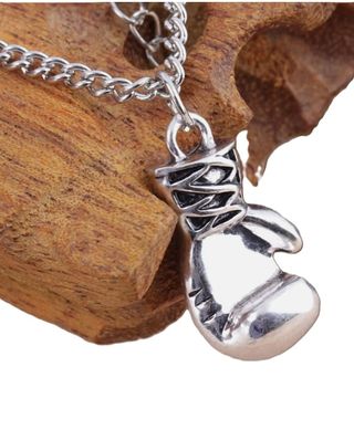 Collana con ciondolo guantone da boxe