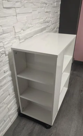 Mueble auxiliar blanco con ruedas