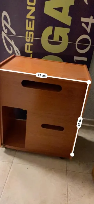 Escritorio de madera con cajón