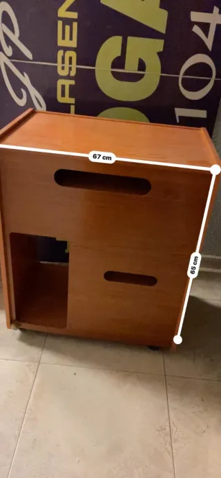Escritorio de madera con cajón