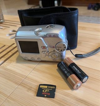 Cámara Olympus Digital Plata + Accesorios