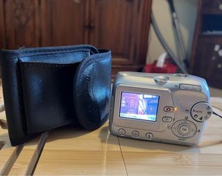 Cámara Olympus Digital Plata + Accesorios