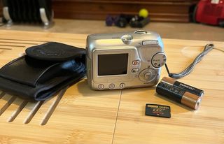 Cámara Olympus Digital Plata + Accesorios