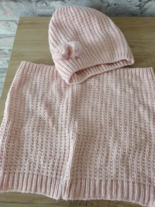 Gorro y bufanda de punto rosa