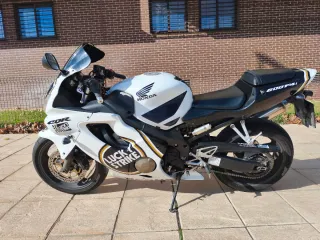 Honda CBR 600 F Sport Blanca y negra