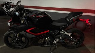 QJMotor SRK125R Negra/Roja 2024