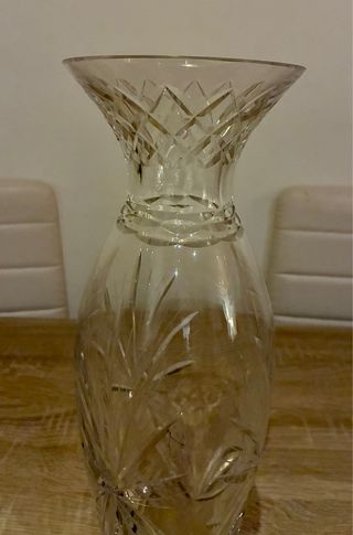 Jarrón de cristal tallado con base metálica