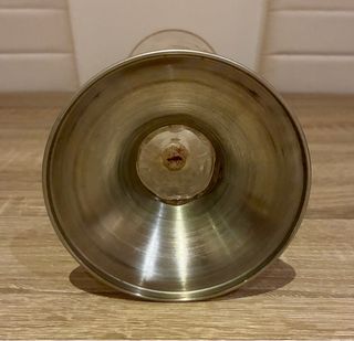 Jarrón de cristal tallado con base metálica