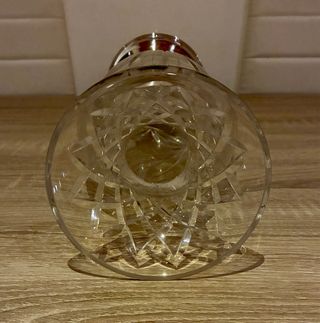 Jarrón de cristal tallado con base metálica