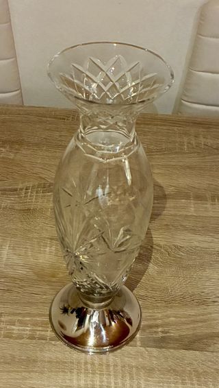 Jarrón de cristal tallado con base metálica