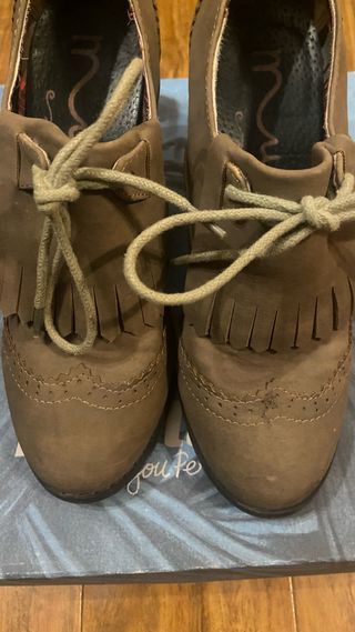 Botín mujer marrón con cordones y flecos