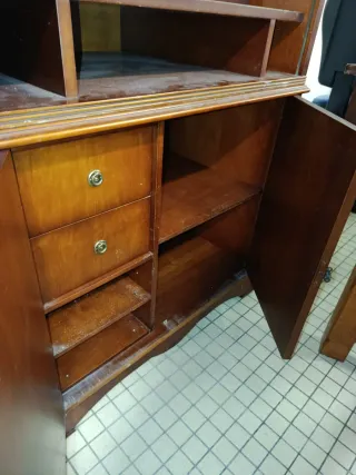 Mueble de madera con persiana