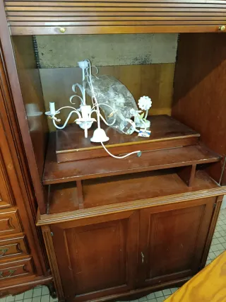 Mueble de madera con persiana