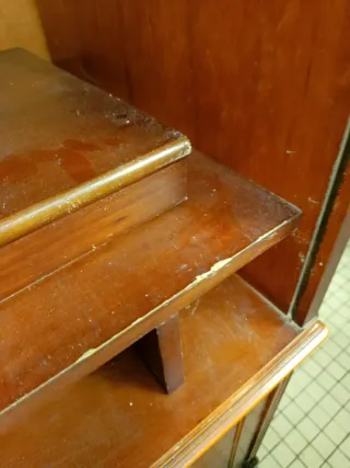 Mueble de madera con persiana