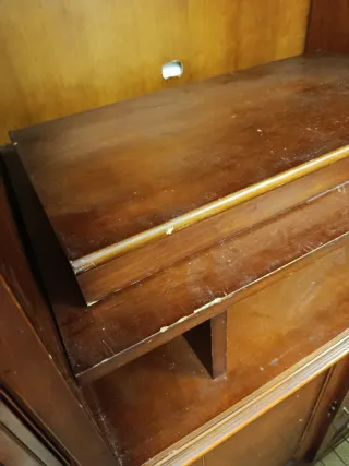 Mueble de madera con persiana