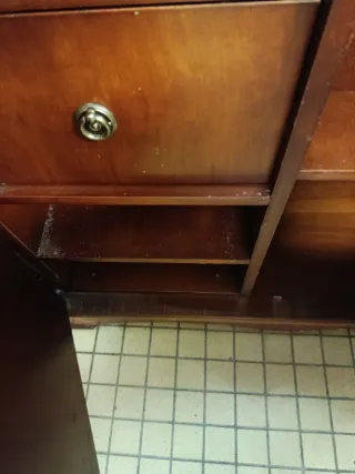 Mueble de madera con persiana