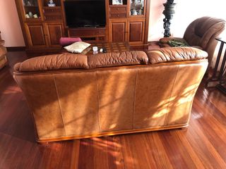 Sofá de piel marrón y butacas