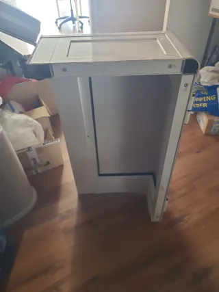 Armario blanco de metal y plástico