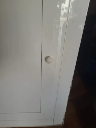 Armario blanco de metal y plástico