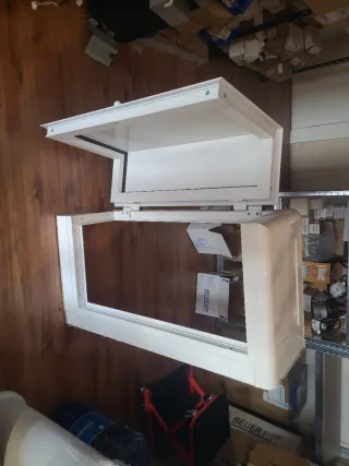 Armario blanco de metal y plástico