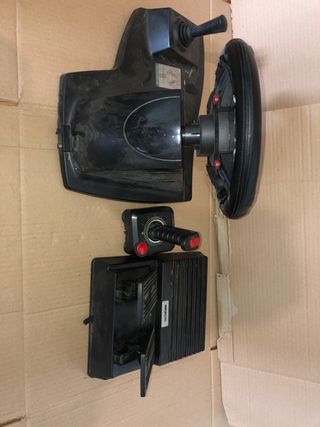 Volante Logic 3 con pedales y joystick